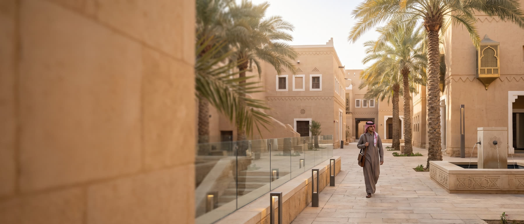 مشهد ثقافي سعودي في ضوء غروب دافئ