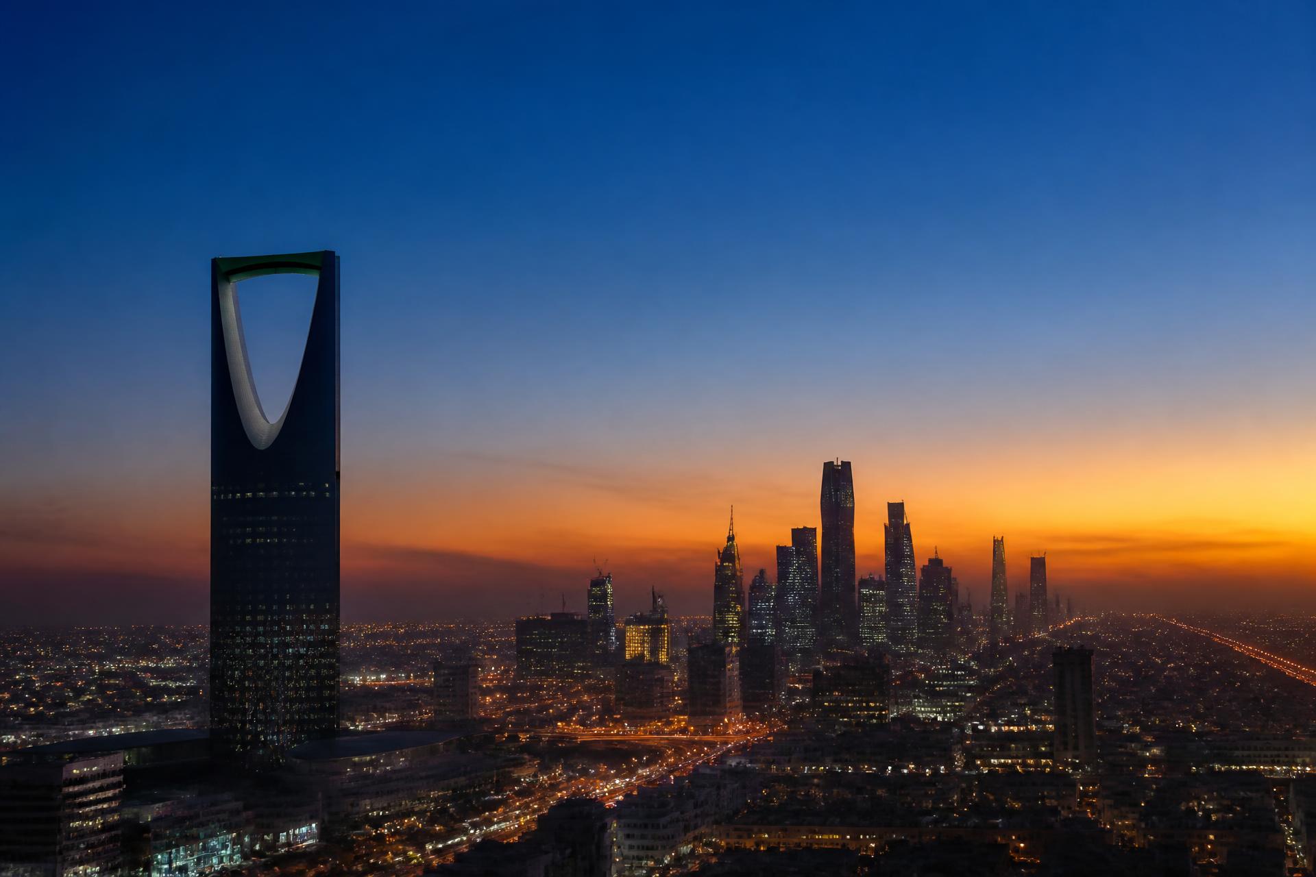 أفق الرياض عند الساعة الزرقاء — برج المملكة في الأمام وأبراج المركز المالي في الأفق