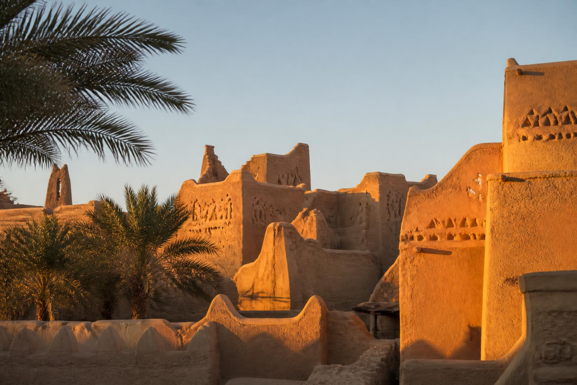 جدران الطريف الطينيّة في الدرعيّة عند الذهب الأخير من النهار
